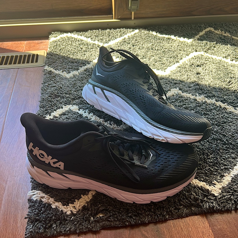 Hoka women’s Clifton 7 running sneakers
